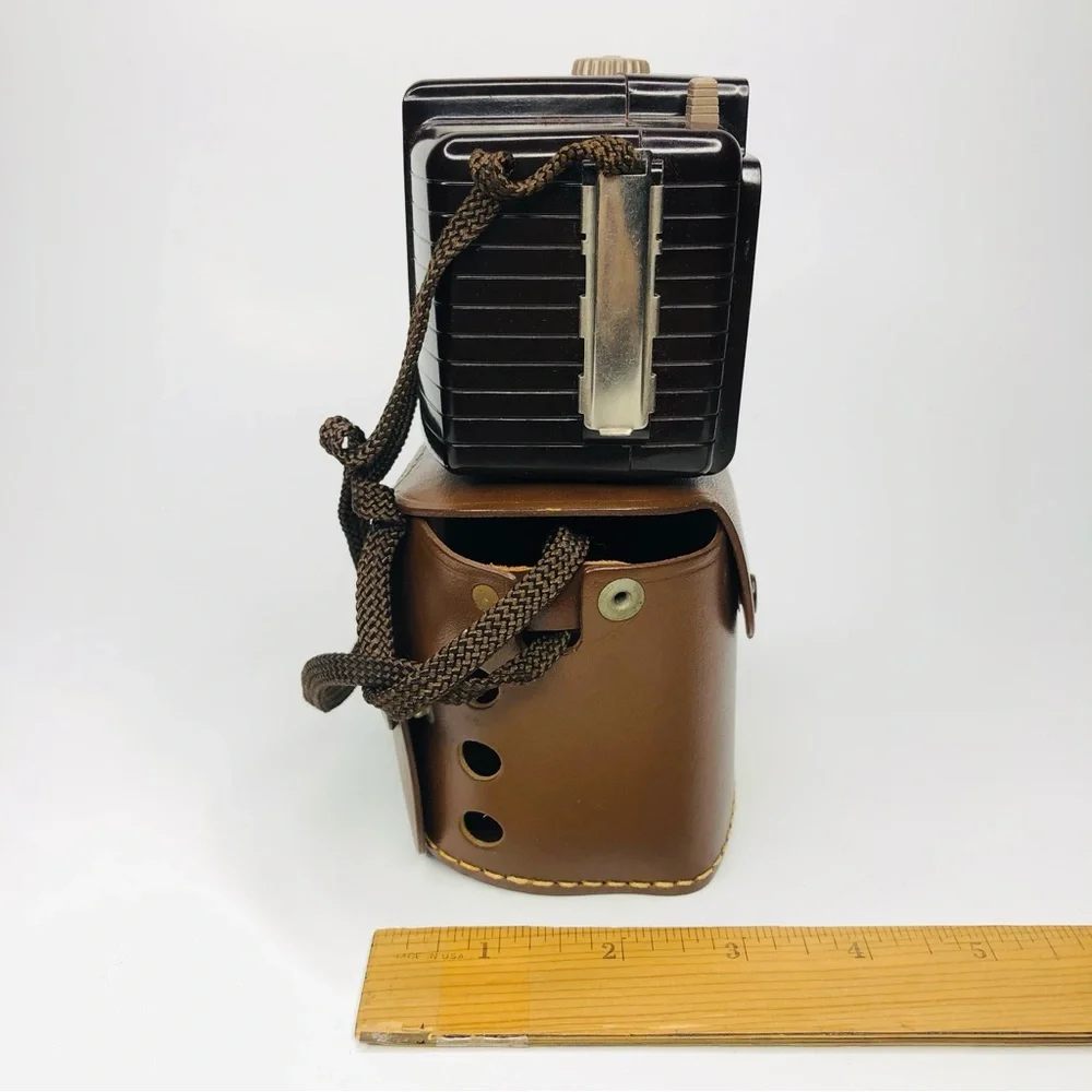 VINTAGE 1950s KODAK BROWNIE HOLIDAY FLASH CAMERA Original Strap DAKON LENS USA